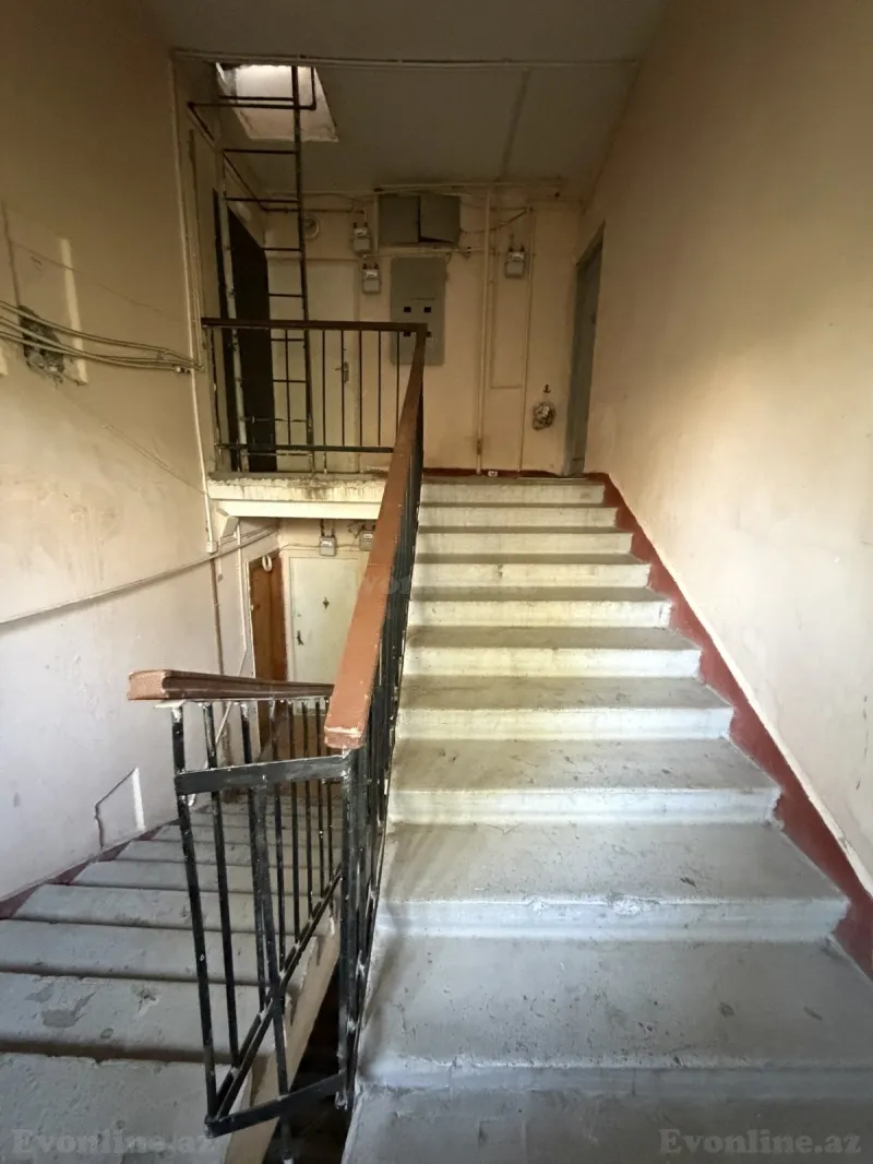 2 otaqlı köhnə tikili mənzil satılır — 8-ci mikrorayon, Bakı - şəkil 2