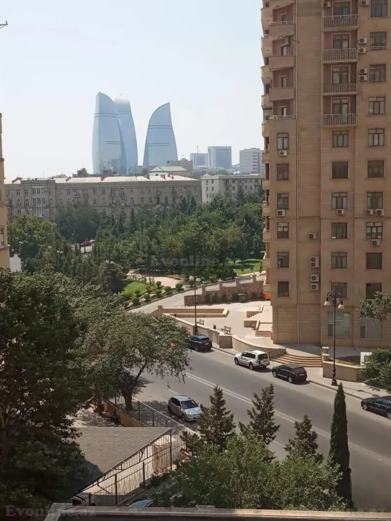 4 otaqlı Mənzil 105 m² Elmlər Akademiyası m. Kirayə verilir