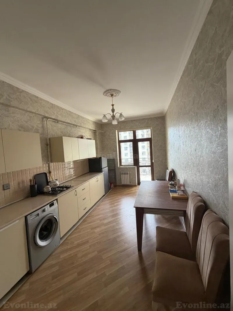 3 otaqlı Mənzil 130 m² Səbail r. Satılır