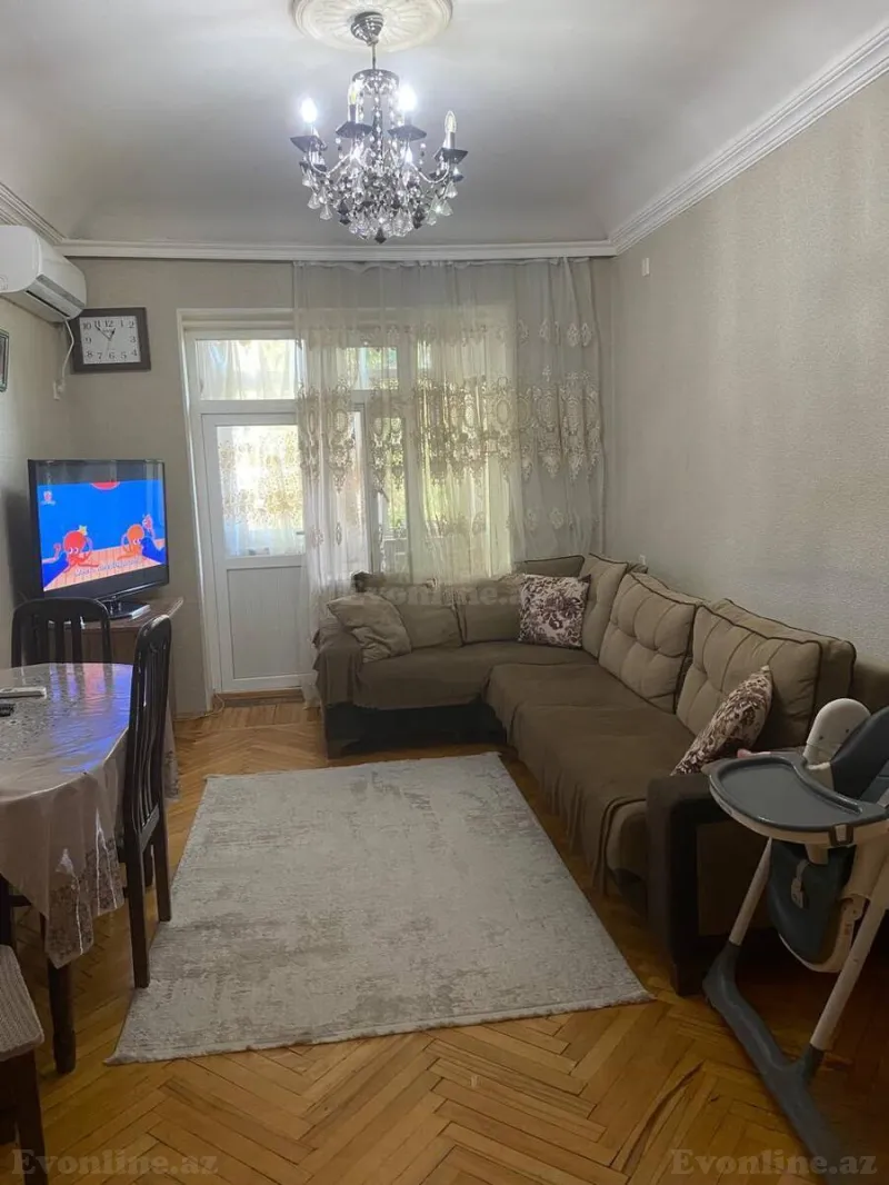 Bakı, Nizami r., Xalqlar Dostluğu m.da 4 otaqlı mənzil satılır