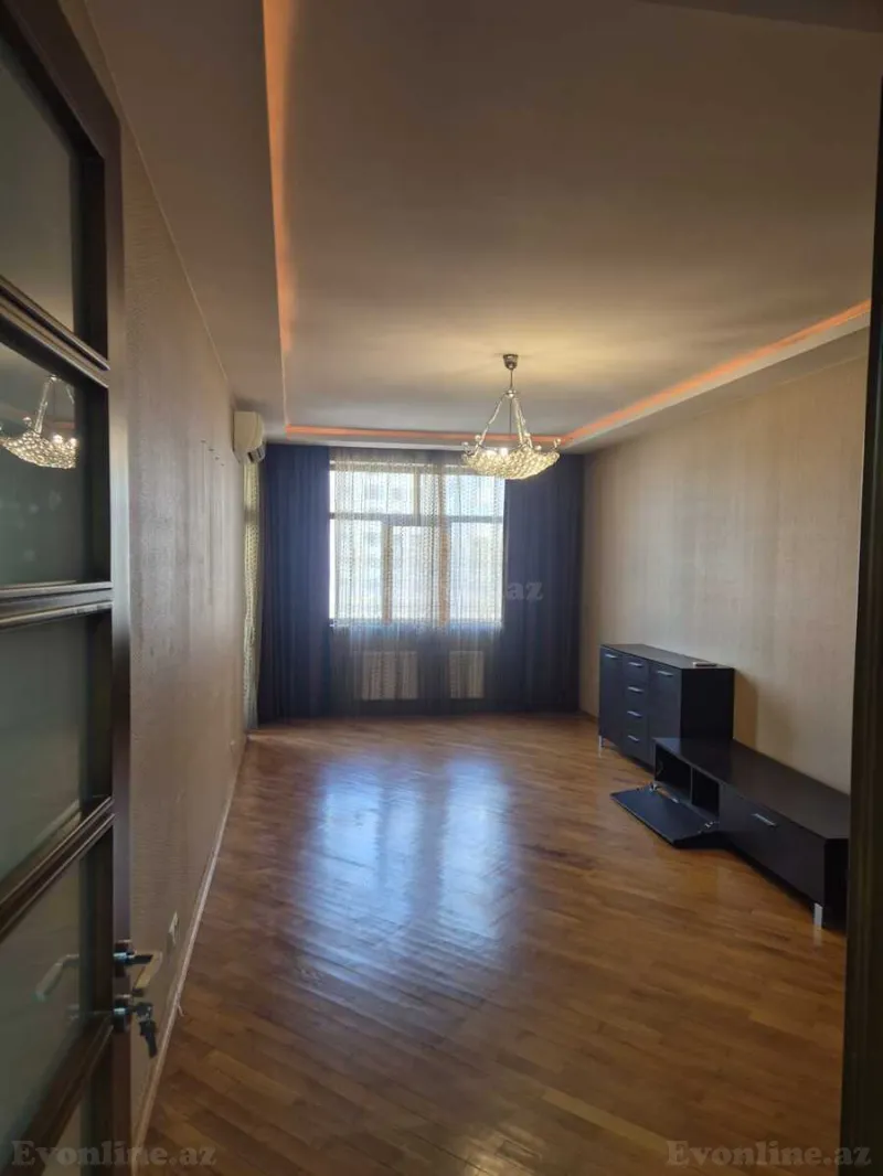 3 otaqlı Mənzil 100 m² 28 May m. Satılır