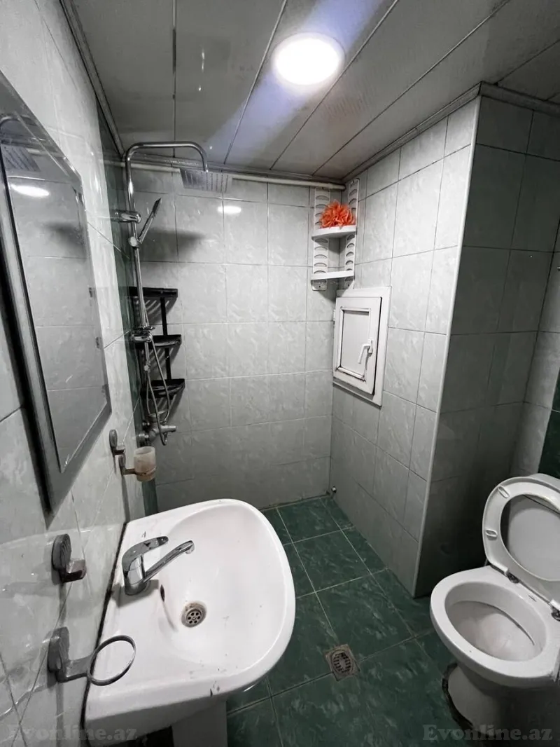 2 otaqlı köhnə tikili mənzil kirayə verilir — 4-cü mikrorayon, Bakı - şəkil 3