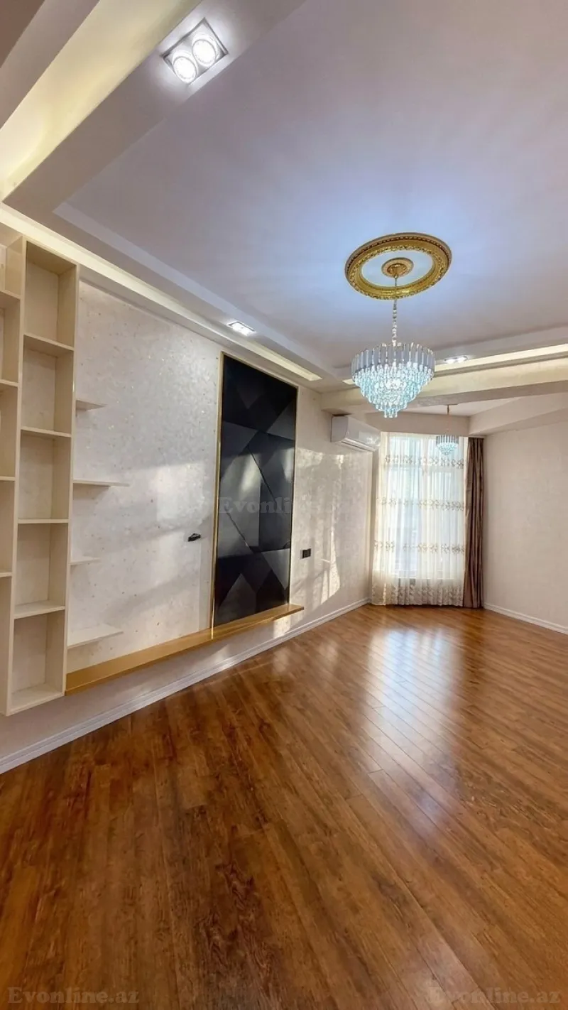 Bakı, Binəqədi r., Azadlıq prospekti m., 8-ci mikrorayonda 2 otaqlı mənzil satılır