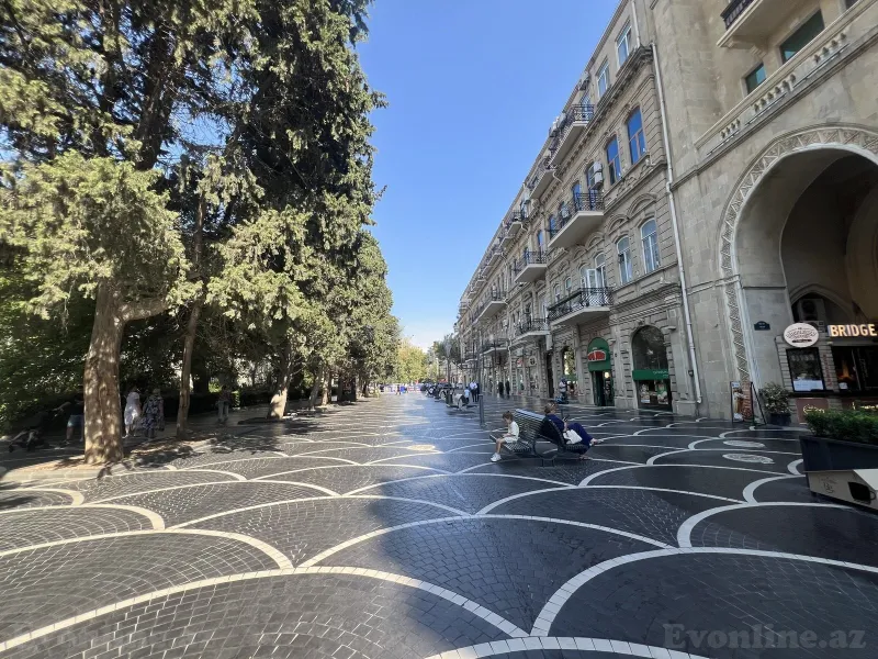 Bakı, Səbail r., 28 May m.da 3 otaqlı mənzil satılır