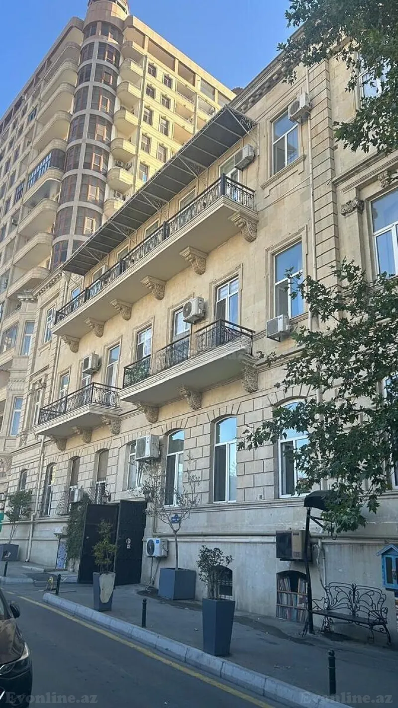 3 otaqlı Mənzil 108 m² Səbail r. Satılır