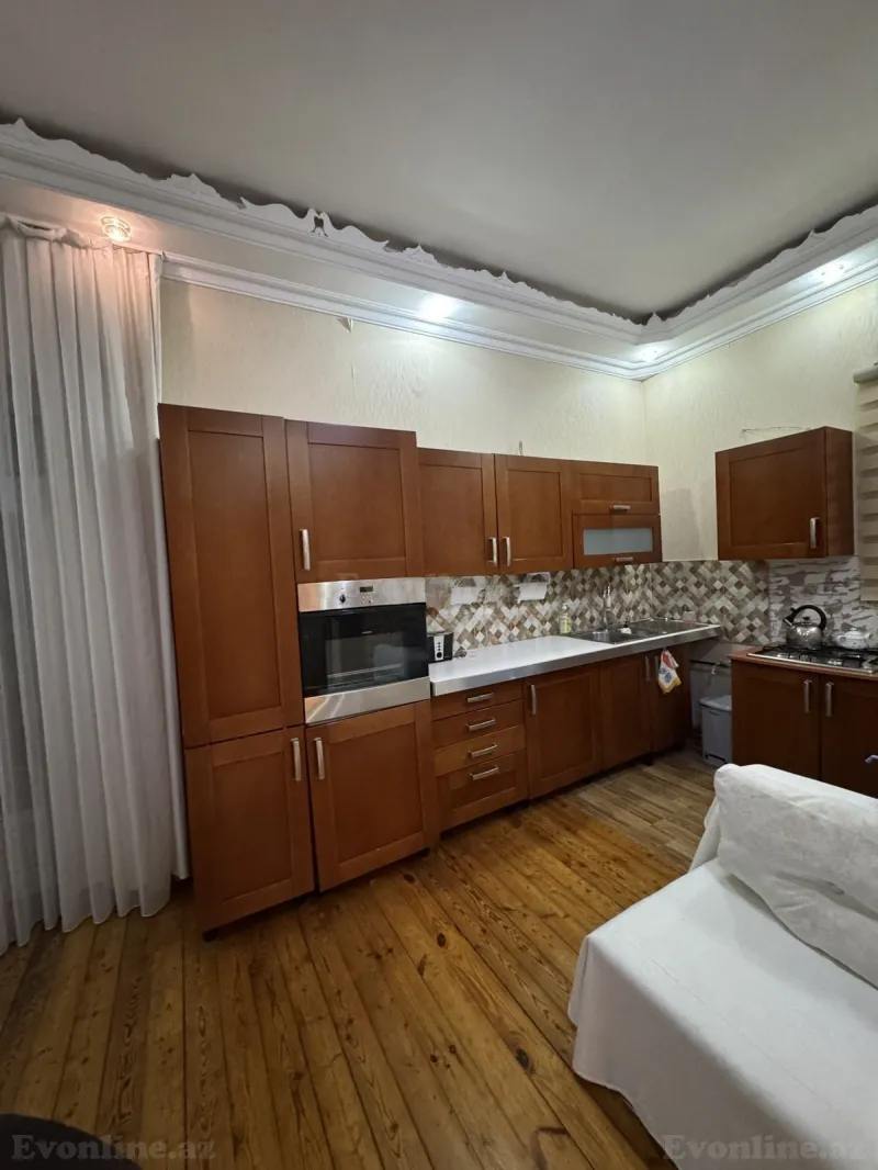 5 otaqlı Həyət evi 200 m² Səbail r. Kirayə verilir