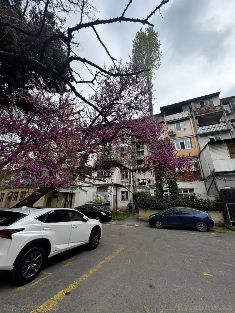 2 otaqlı köhnə tikili mənzil satılır — İnşaatçılar m., Bakı