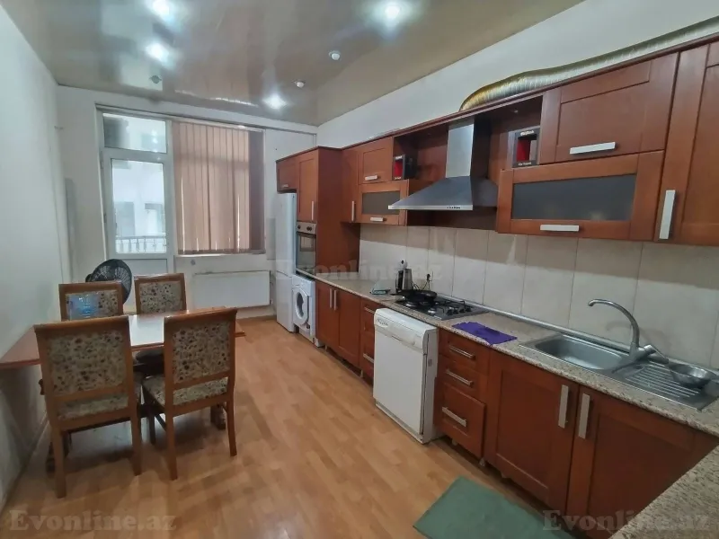 Bakı, Yasamal r., Nizami m.da 4 otaqlı mənzil satılır