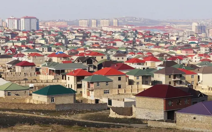 Azərbaycanda yüz minlərlə sənədsiz ev: Hansılar rəsmiləşdiriləcək, hansılar söküləcək?
